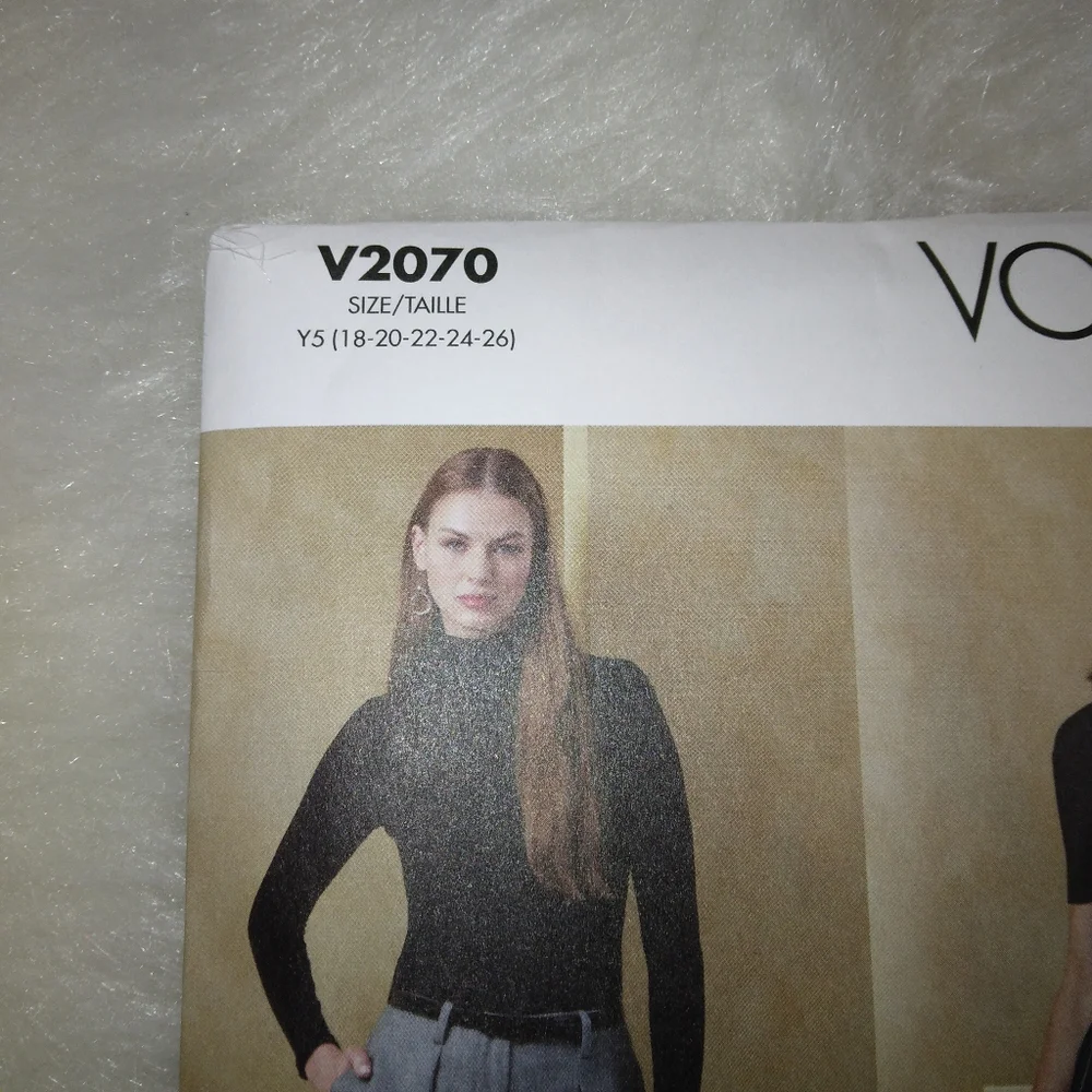 VOGUE V2070 SZ 18-26 Misses' Pleated Front Shorts and Pants